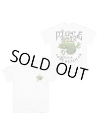 送料無料 PICKLE STIX SURFBOARDS (Smelly of NOFX) / PICKLE SURFER Tシャツ WHITE