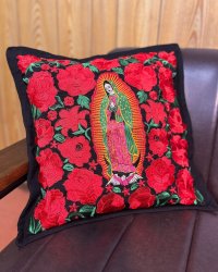 送料無料 ESTRELLA STANDARD / GUATEMALA  ALL刺繍 グアダルーペ 薔薇 クッションカバー&ヌードクッションセット ブラック