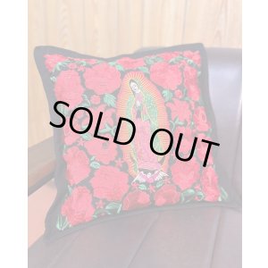 画像1: 送料無料 ESTRELLA STANDARD / GUATEMALA  ALL刺繍 グアダルーペ 薔薇 クッションカバー&ヌードクッションセット ブラック