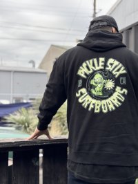 送料無料 PICKLE STIX SURFBOARDS (SMELLY by NOFX) / PICKLE FINK プルオーバーパーカー BLACK