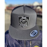 送料無料 DIXXON FLANNEL CO / Shield Flat Bill スナップバックキャップ CHARCOAL