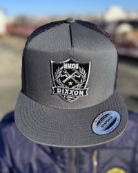 送料無料 DIXXON FLANNEL CO / Shield Flat Bill スナップバックキャップ CHARCOAL