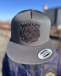 送料無料 DIXXON FLANNEL CO / Sketchy Flat Bill Trucker スナップバックキャップ GREY / BLACK