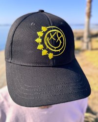 BLINK-182 / Yellow Six Arrow Smile ベースボールキャップ BLACK