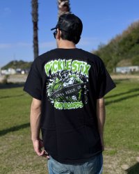 送料無料 BALL&CHAIN別注 PICKLE STIX SURFBOARDS / Biohazard Tシャツ ブラック