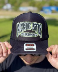 送料無料 PICKLE STIX SURFBOARDS / Swamp Style Logo メッシュキャップ