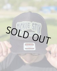 スメリーさん直買い付けアイテム 送料無料 ラスト1枚でSOLDOUT PICKLE STIX SURFBOARDS / Swamp Style Logo メッシュキャップ