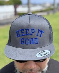 20th Anniversary Special Item FMC / KEEP IT GOOD artwork by ATSUxKICK (QUICKDEAD) スナップバックキャップ チャコール / ブルー