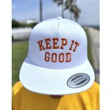 20th Anniversary Special Item FMC / KEEP IT GOOD artwork by ATSUxKICK (QUICKDEAD) スナップバックキャップ ホワイト / オレンジ