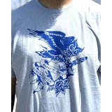 オーピーさん直買付アイテム 送料無料 DGWD / BLUE DAGGER OWL 半袖Tシャツ ライトブルー Artwork by MR. LEE