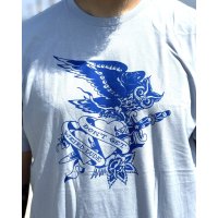 オーピーさん直買付アイテム 送料無料 DGWD / BLUE DAGGER OWL 半袖Tシャツ ライトブルー Artwork by MR. LEE