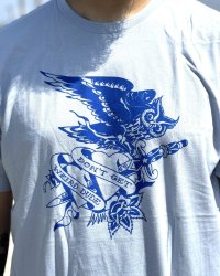 オーピーさん直買付アイテム 送料無料 DGWD / BLUE DAGGER OWL 半袖Tシャツ ライトブルー Artwork by MR. LEE