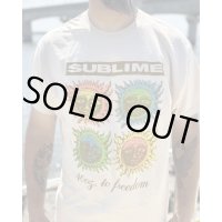 カリフォルニア買付アイテム 送料無料 SUBLIME / 40 oz. to Freedom Colorblock Tシャツ サンド