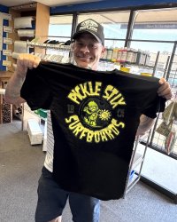 スメリーさん直買い付けアイテム 送料無料 Sサイズのみ PICKLE STIX SURFBOARDS / BALL&CHAIN別注 Pickle Fink Tシャツ ブラック