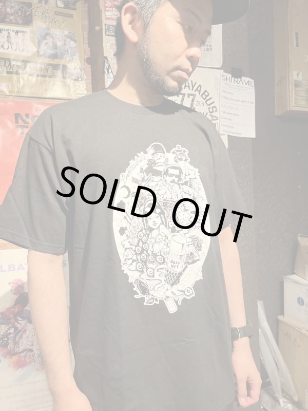 画像1: Lサイズラスト1枚で終了 DGWD / BARRIO SUITE 半袖Tシャツ artwork by NIGHT tha FUNKSTA (1)