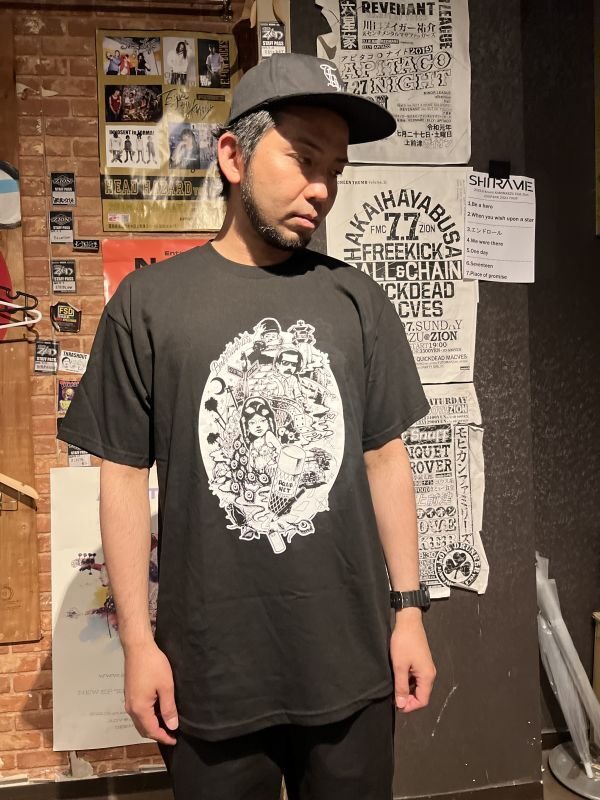 画像2: Lサイズラスト1枚で終了 DGWD / BARRIO SUITE 半袖Tシャツ artwork by NIGHT tha FUNKSTA (2)