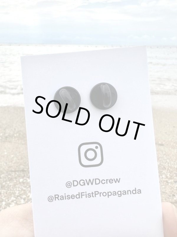画像5: 2個のみ限定入荷 DGWD x Raised Fist Propaganda / コラボピンバッジ (5)