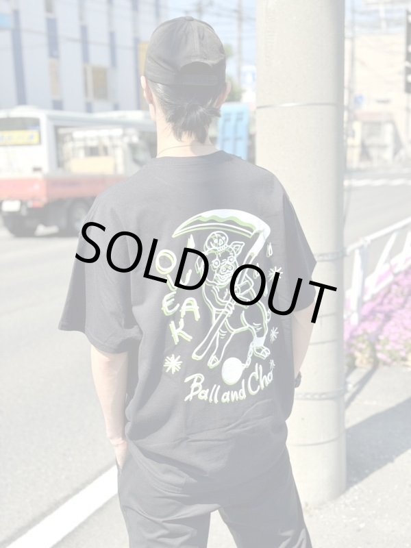 画像1: XLラスト1枚で終了 ”OWEAK x BALL&CHAIN” / PIGS artwork by ILLSYNAPSE コラボ Tシャツ BLACK (1)