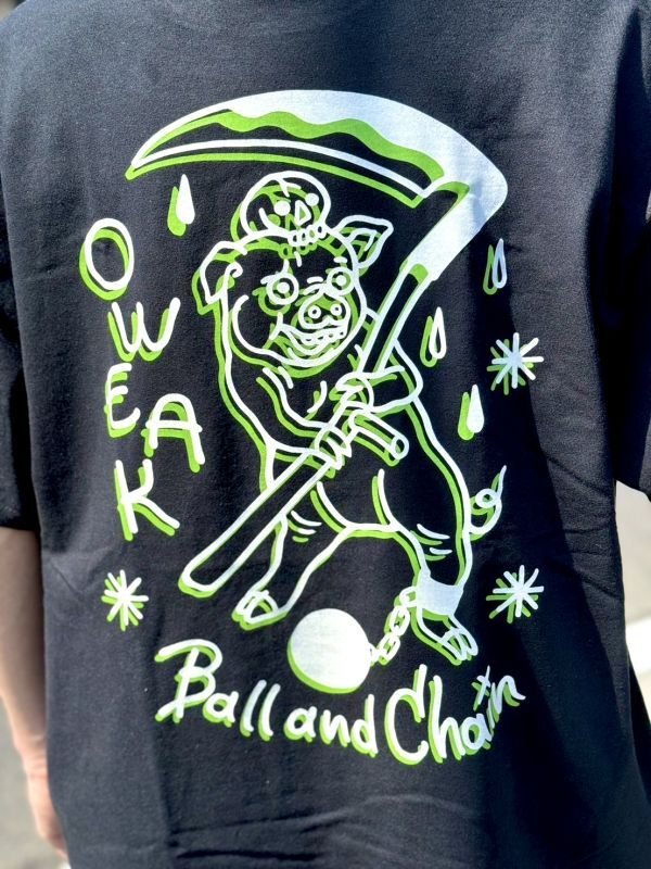画像2: XLラスト1枚で終了 ”OWEAK x BALL&CHAIN” / PIGS artwork by ILLSYNAPSE コラボ Tシャツ BLACK (2)