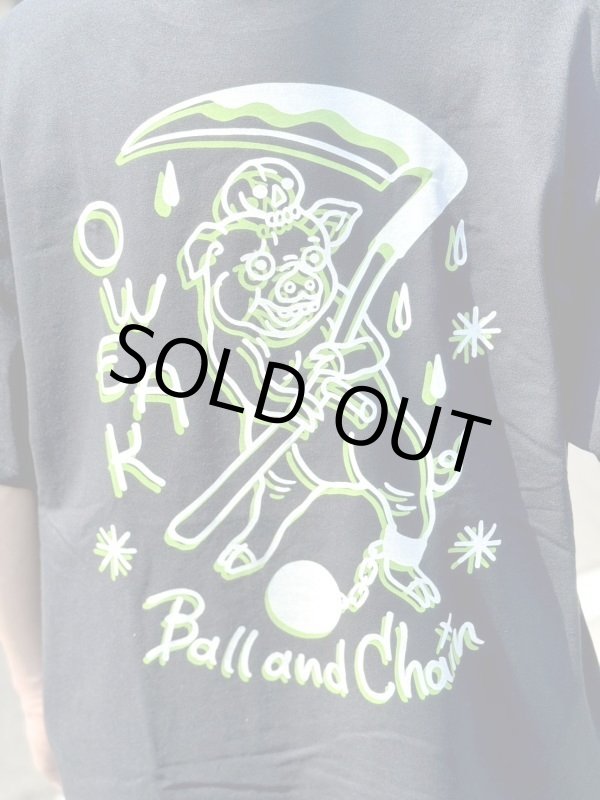 画像2: XLラスト1枚で終了 ”OWEAK x BALL&CHAIN” / PIGS artwork by ILLSYNAPSE コラボ Tシャツ BLACK (2)