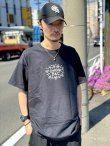 画像3: XLラスト1枚で終了 ”OWEAK x BALL&CHAIN” / PIGS artwork by ILLSYNAPSE コラボ Tシャツ BLACK (3)