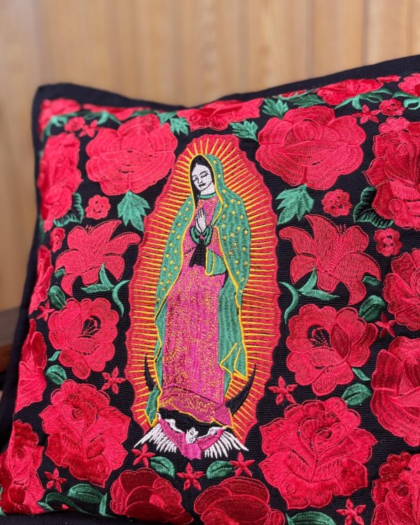 画像3: 送料無料 ESTRELLA STANDARD / GUATEMALA  ALL刺繍 グアダルーペ 薔薇 クッションカバー&ヌードクッションセット ブラック (3)