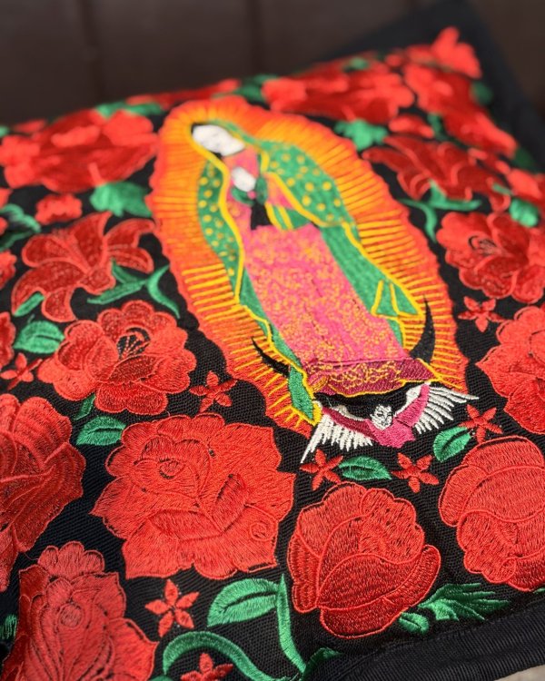 画像5: 送料無料 ESTRELLA STANDARD / GUATEMALA  ALL刺繍 グアダルーペ 薔薇 クッションカバー&ヌードクッションセット ブラック (5)