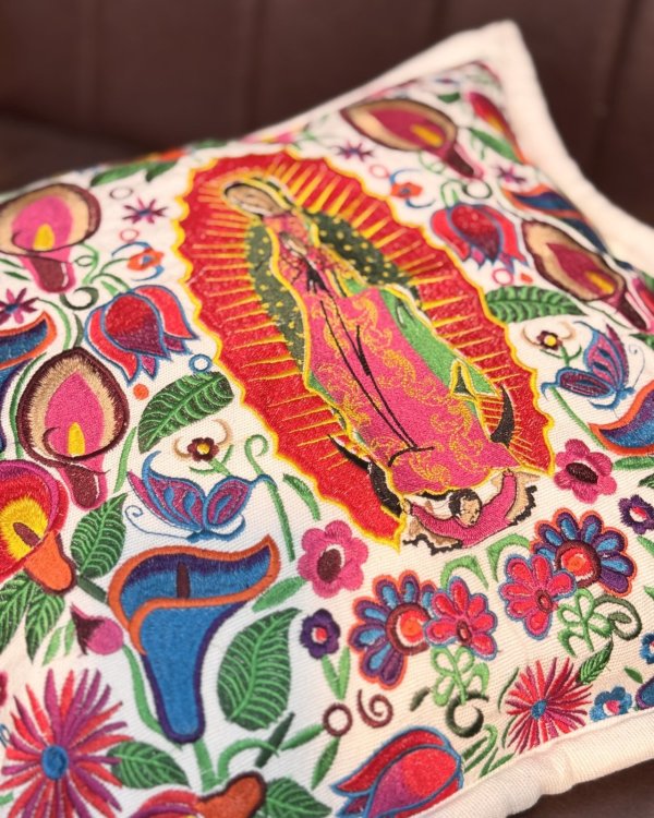 画像4: 送料無料 ESTRELLA STANDARD / GUATEMALA  ALL刺繍 グアダルーペ カラーリリー クッションカバー&ヌードクッションセット ホワイト (4)