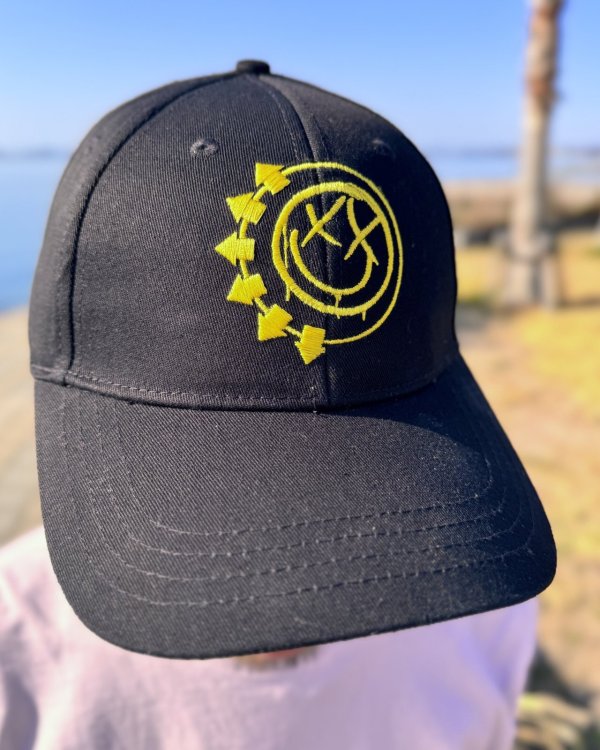 画像1: BLINK-182 / Yellow Six Arrow Smile ベースボールキャップ BLACK (1)