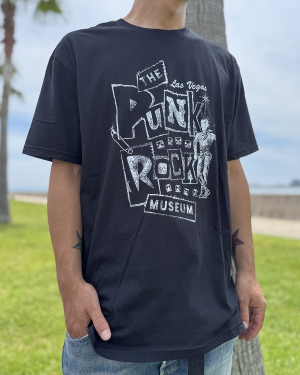 画像4: ファット・マイクさん直買い付けアイテム 送料無料 THE PUNK ROCK MUSEUM / Vintage Vicky Tシャツ ブラック (4)