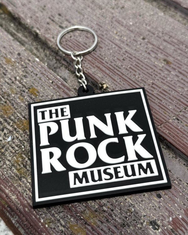 画像1: ファット・マイクさん直買い付けアイテム THE PUNK ROCK MUSEUM / Big Block Logo ラバーキーホルダー ホワイト (1)