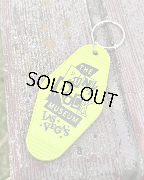 画像1: ファット・マイクさん直買い付けアイテム THE PUNK ROCK MUSEUM / Vegas Vic Hotel キーチェーン ライムグリーン (1)