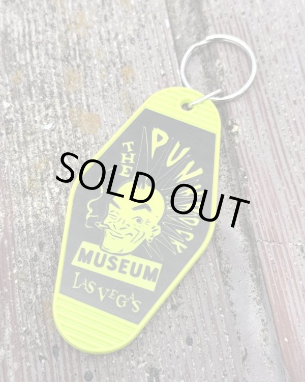 画像2: ファット・マイクさん直買い付けアイテム THE PUNK ROCK MUSEUM / Vegas Vic Hotel キーチェーン ライムグリーン (2)