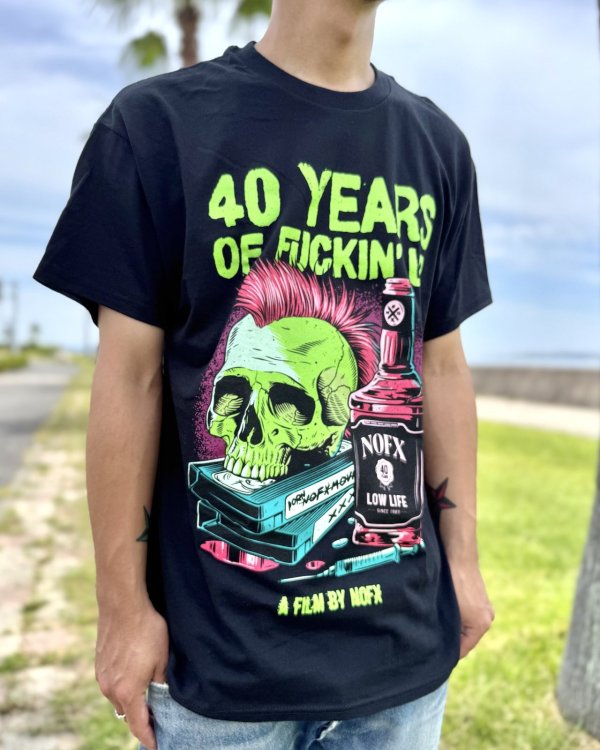 画像4: ファット・マイクさん直買い付けアイテム 送料無料 NOFX / "40 Years Of Fuckin Up" Bottle Skull Tシャツ ブラック (4)