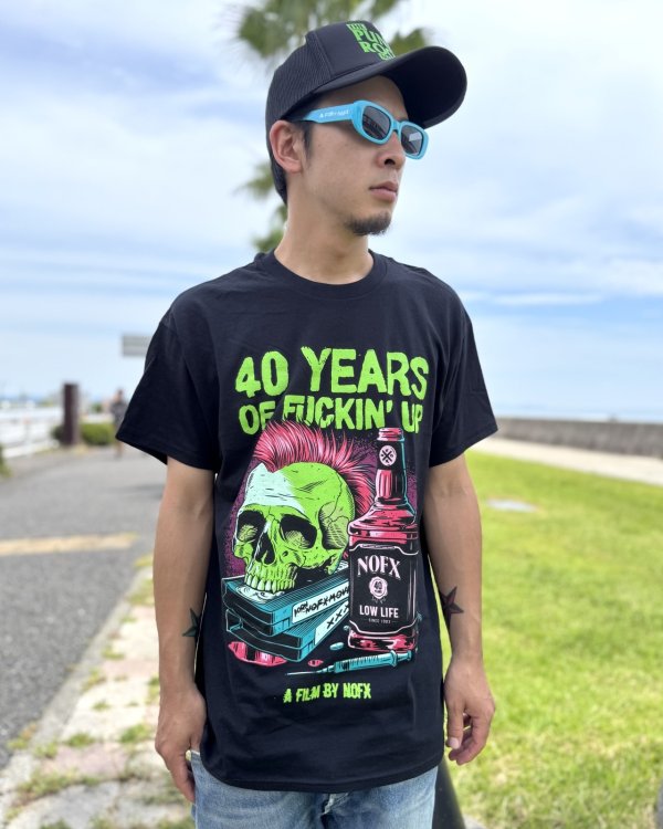 画像2: ファット・マイクさん直買い付けアイテム 送料無料 NOFX / "40 Years Of Fuckin Up" Bottle Skull Tシャツ ブラック (2)