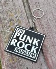 画像2: ファット・マイクさん直買い付けアイテム THE PUNK ROCK MUSEUM / Big Block Logo ラバーキーホルダー ホワイト (2)