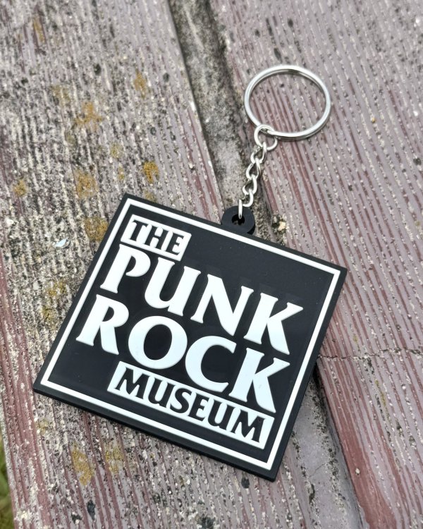 画像2: ファット・マイクさん直買い付けアイテム THE PUNK ROCK MUSEUM / Big Block Logo ラバーキーホルダー ホワイト (2)