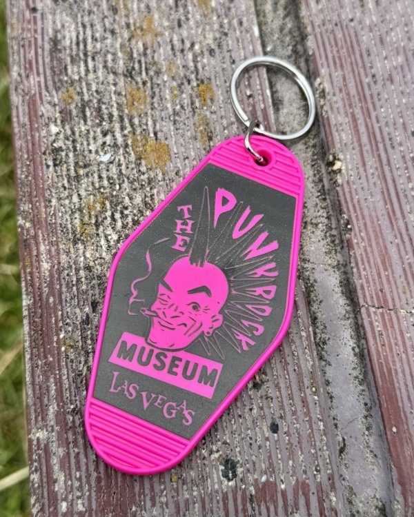 画像1: ファット・マイクさん直買い付けアイテム THE PUNK ROCK MUSEUM / Vegas Vic Hotel キーチェーン ピンク (1)