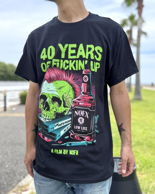 画像3: ファット・マイクさん直買い付けアイテム 送料無料 NOFX / "40 Years Of Fuckin Up" Bottle Skull Tシャツ ブラック (3)