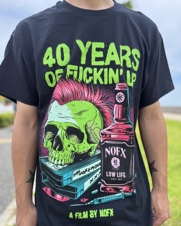 画像1: ファット・マイクさん直買い付けアイテム 送料無料 NOFX / "40 Years Of Fuckin Up" Bottle Skull Tシャツ ブラック (1)