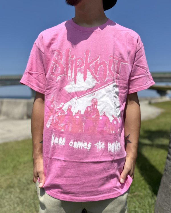 画像1: カリフォルニア買付アイテム 送料無料 SLIPKNOT / Here Comes the Pain Tシャツ ピンク (1)