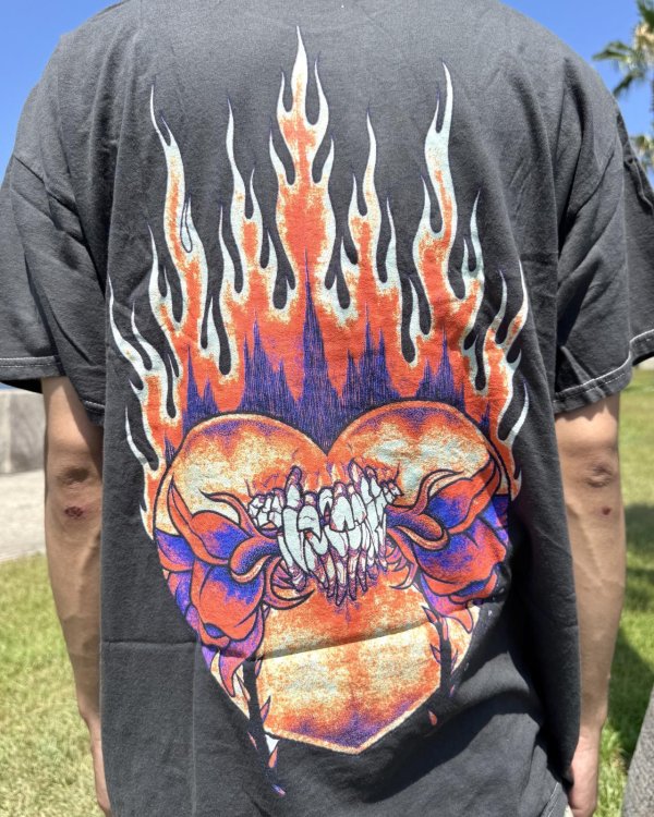 画像2: カリフォルニア買付アイテム 送料無料 L、2XLサイズのみ METALLICA / Flaming Flower Skull Tシャツ ブラック Artwork by PUSHEAD (2)