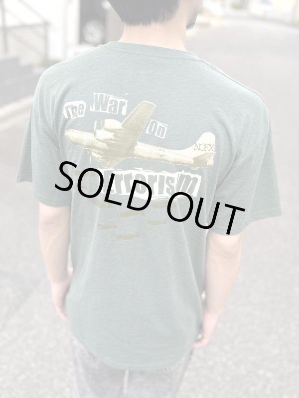 画像2: 送料無料 XL,2XLサイズラスト1枚ずつで終了 NOFX "Final Tour Last Merch" / Dropping Bombs Tシャツ (made in USA) (2)